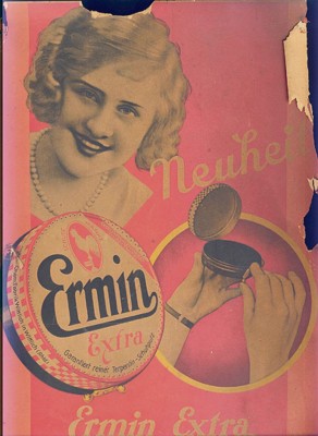 Ein Werbeplakat der Firma Ermin präsentiert die von Willi Schrot entwickelte neue Schuhcreme-Dose Fotos: Franz-Josef Schmit