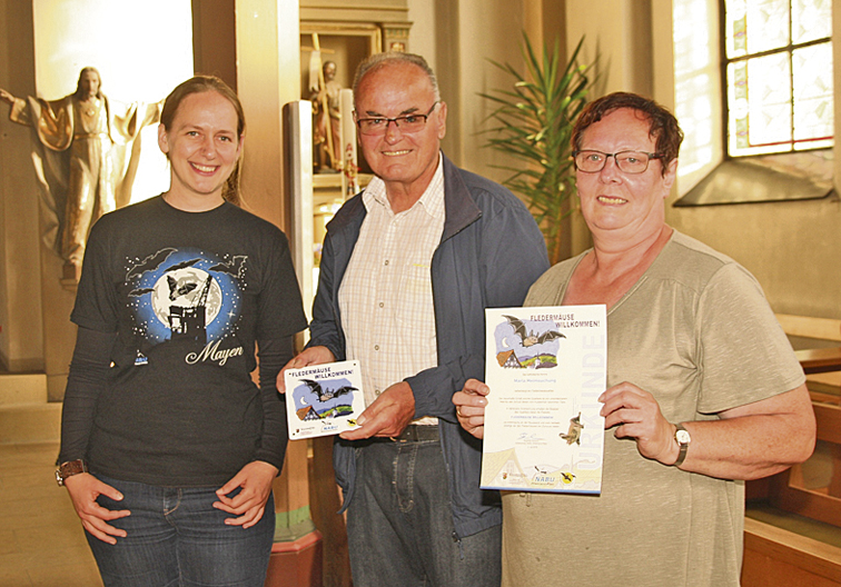 Die Gemeinde Reil – vertreten durch Ortsbürgermeister Artur Greis (Bildmitte)  – empfängt durch NABU Rheinland-Pfalz die Plakette „Fledermäuse willkommen“ (Foto: Grafilogo Reil) 